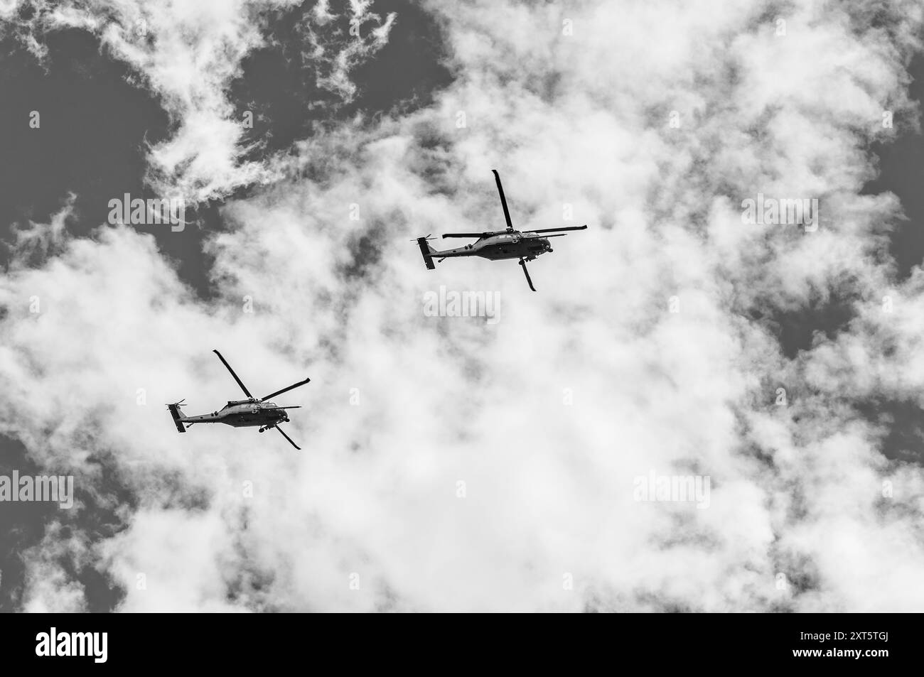 elicottero che vola nel cielo. due elicotteri rotori. elicottero della polizia. volo heli copter. giro in elicottero Foto Stock