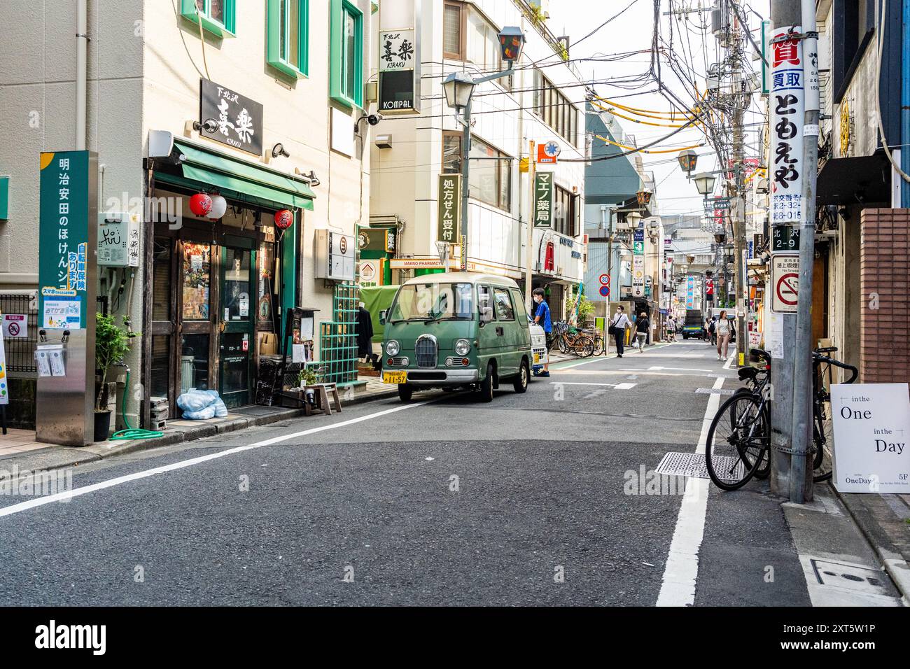 Una strada del pittoresco quartiere di Shimokitazawa, nel quartiere di Setagawa, con negozi e veicoli d'epoca, a Tokyo, in Giappone Foto Stock