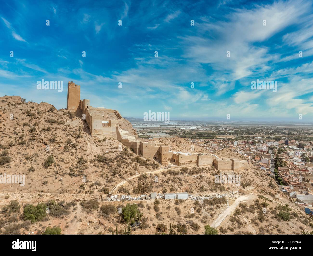 Vista aerea del castello di Alhama con una grande piazza restaurata utilizzando cemento e rovine di insediamenti iberici nella provincia di Murcia della Spagna meridionale. Foto Stock