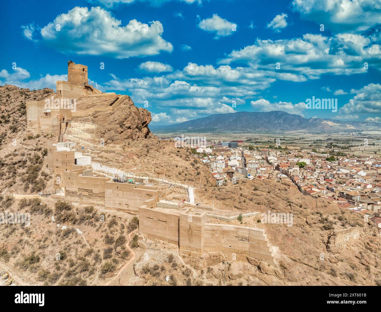 Vista aerea del castello di Alhama con una grande piazza restaurata utilizzando cemento e rovine di insediamenti iberici nella provincia di Murcia della Spagna meridionale. Foto Stock