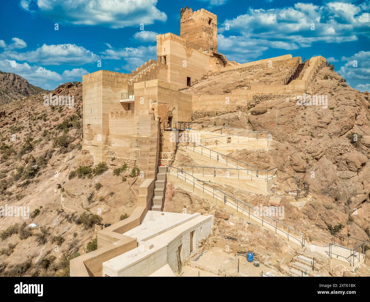 Vista aerea del castello di Alhama con una grande piazza restaurata utilizzando cemento e rovine di insediamenti iberici nella provincia di Murcia della Spagna meridionale. Foto Stock