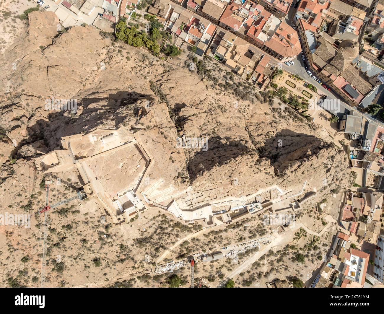 Vista aerea del castello di Alhama con una grande piazza restaurata utilizzando cemento e rovine di insediamenti iberici nella provincia di Murcia della Spagna meridionale. Foto Stock