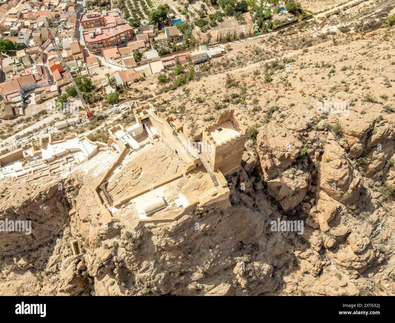 Vista aerea del castello di Alhama con una grande piazza restaurata utilizzando cemento e rovine di insediamenti iberici nella provincia di Murcia della Spagna meridionale. Foto Stock