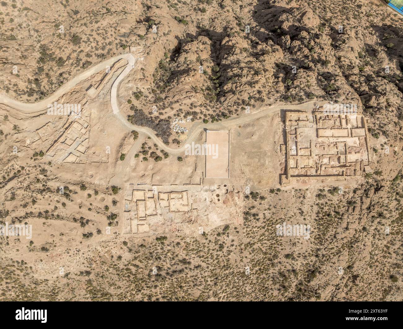 Vista aerea del castello di Alhama con una grande piazza restaurata utilizzando cemento e rovine di insediamenti iberici nella provincia di Murcia della Spagna meridionale. Foto Stock