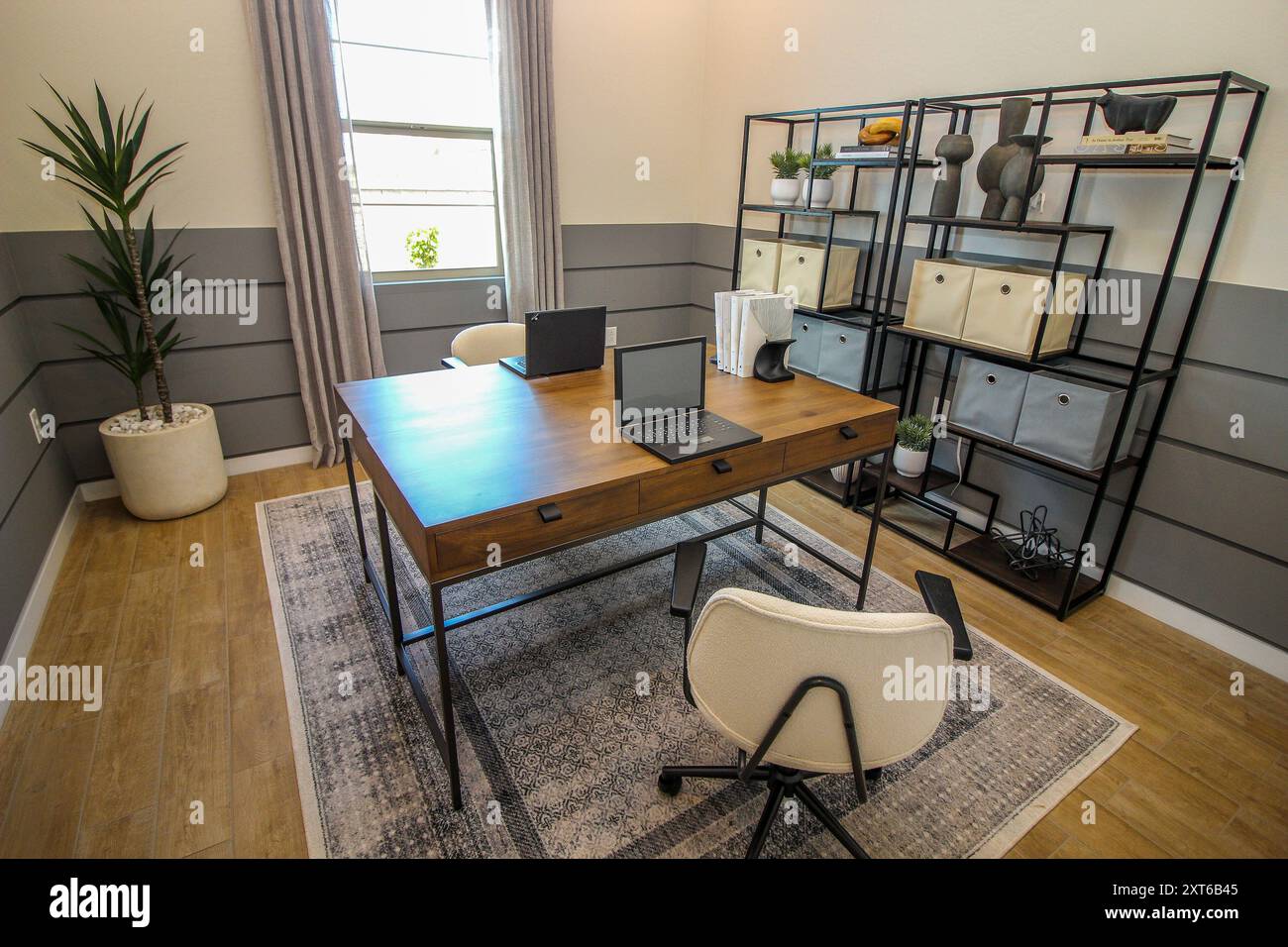 Ufficio domestico con scrivania in legno e scaffali in metallo Foto Stock