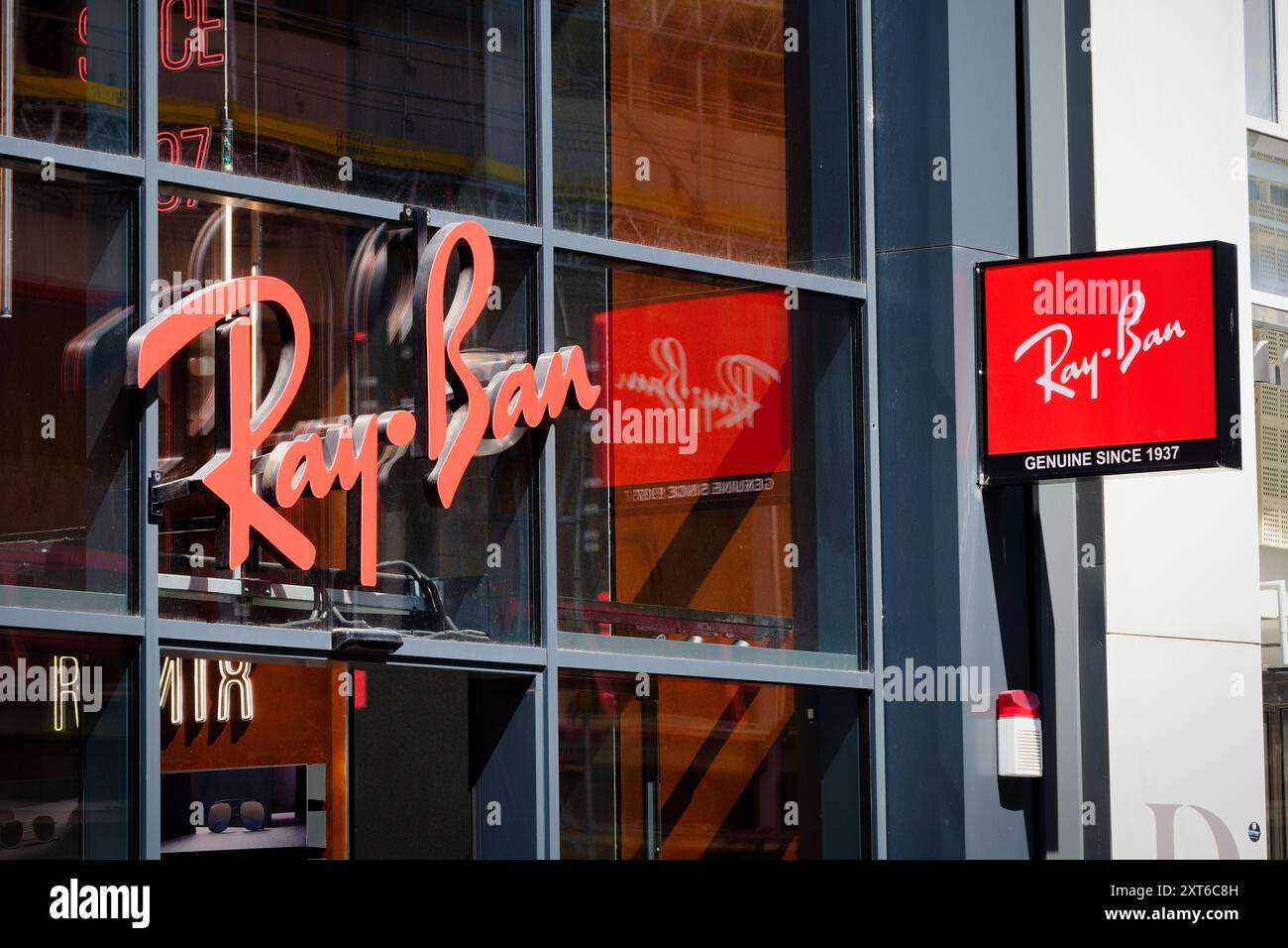 Colonia, Germania, 12 agosto 2024: Insegna pubblicitaria ray ban store sulla famosa via dello shopping Schildergasse di Colonia Foto Stock