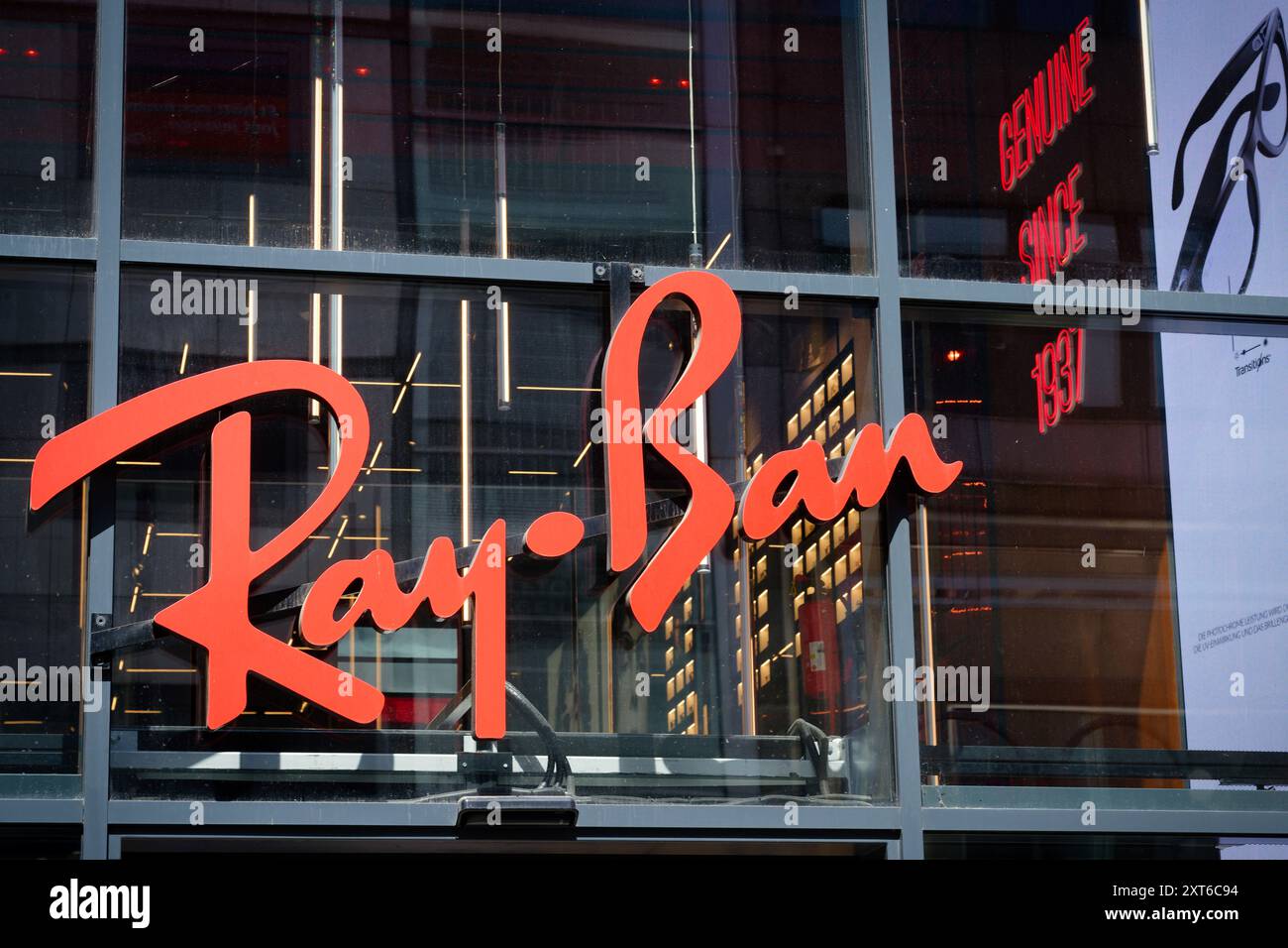 Colonia, Germania, 12 agosto 2024: Insegna pubblicitaria ray ban store sulla famosa via dello shopping Schildergasse di Colonia Foto Stock