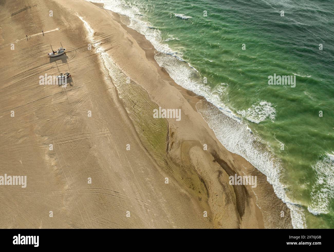 Vista aerea delle onde del Mare del Nord che si infrangono sulla spiaggia di Slettestrand, nel nord dello Jutland, Danimarca Foto Stock