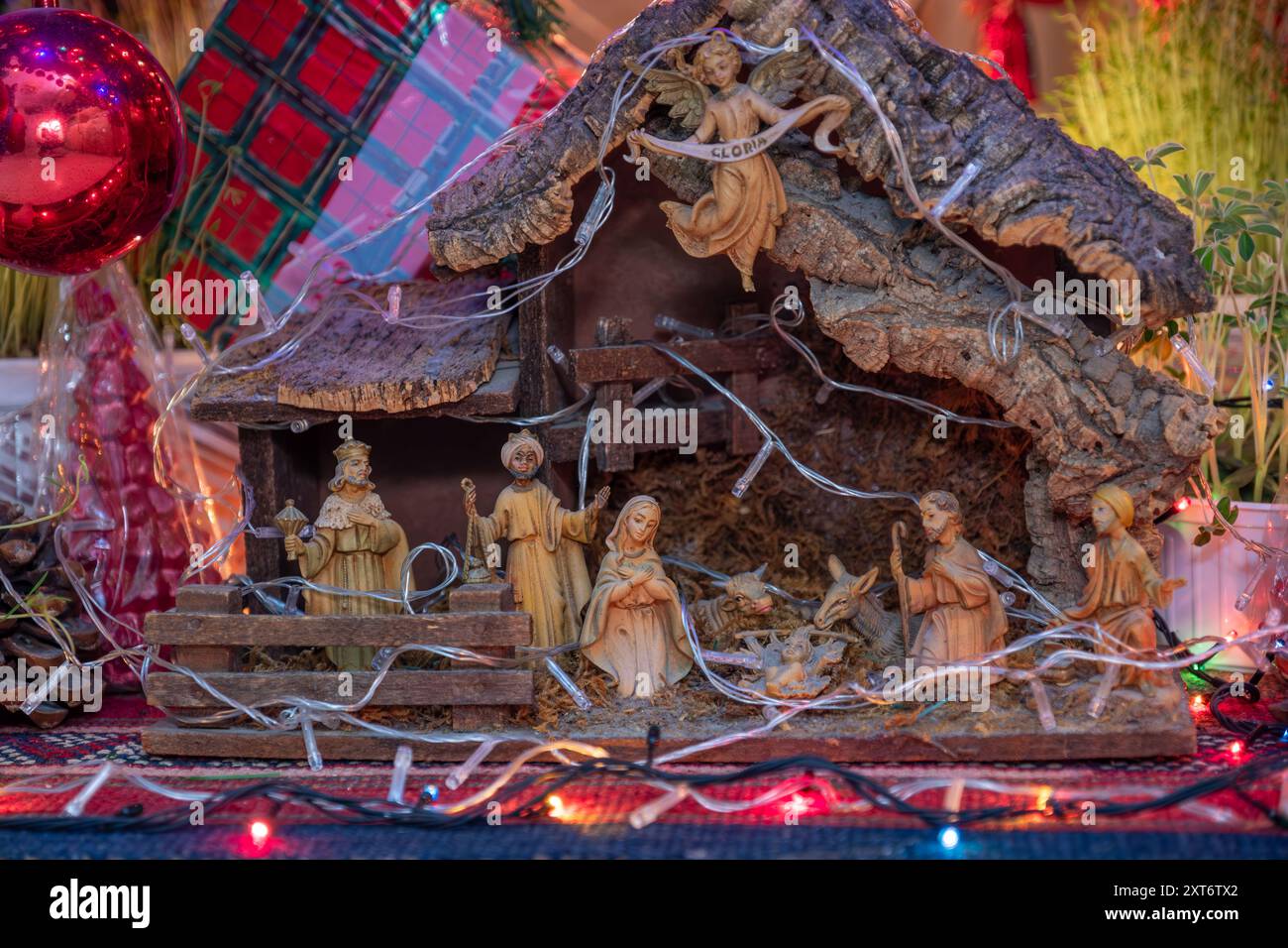 Un presepe tradizionale raffigurante la nascita di Gesù, con figurine di Maria, Giuseppe, Gesù bambino in una mangiatoia, pastori, saggi, un angelo, Foto Stock