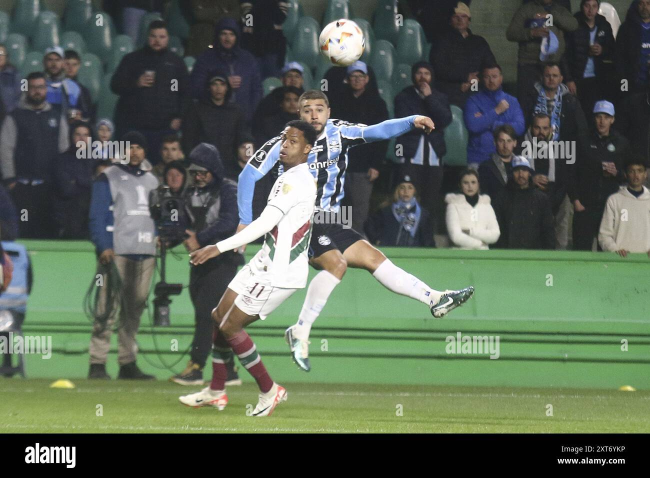 Curitiba, Brasile. 13 agosto 2024. PR - CURITIBA - 08/13/2024 - 2024 COPPA LIBERTADORES, GREMIO x FLUMINENSE - Pavon, un giocatore di Gremio, disputa una mossa con Keno, un giocatore di Fluminense, durante una partita allo stadio Couto Pereira per il campionato di Coppa Libertadores 2024. Foto: Gabriel Machado/AGIF (foto di Gabriel Machado/AGIF/Sipa USA) credito: SIPA USA/Alamy Live News Foto Stock