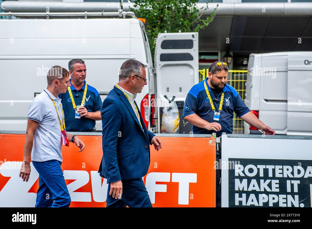 Rotterdam, Paesi Bassi. 13 agosto 2024. Christian Prudhomme (al centro) direttore del Tour arriva alla gara. Dopo la grande partenza di ieri, le fasi 2 e 3 si sono svolte lo stesso giorno. La gara ha percorso sessantanove chilometri pianeggianti nella fase 2, immediatamente seguita dalla prova individuale a cronometro di 6,3 chilometri della fase 3. In otto tappe, il peloton femminile coprirà 946 chilometri, partendo da Rotterdam, poi lungo il bordo orientale della Francia, e finendo in cima a una delle salite più iconiche del ciclismo, l'Alpe d'Huez. Credito: SOPA Images Limited/Alamy Live News Foto Stock