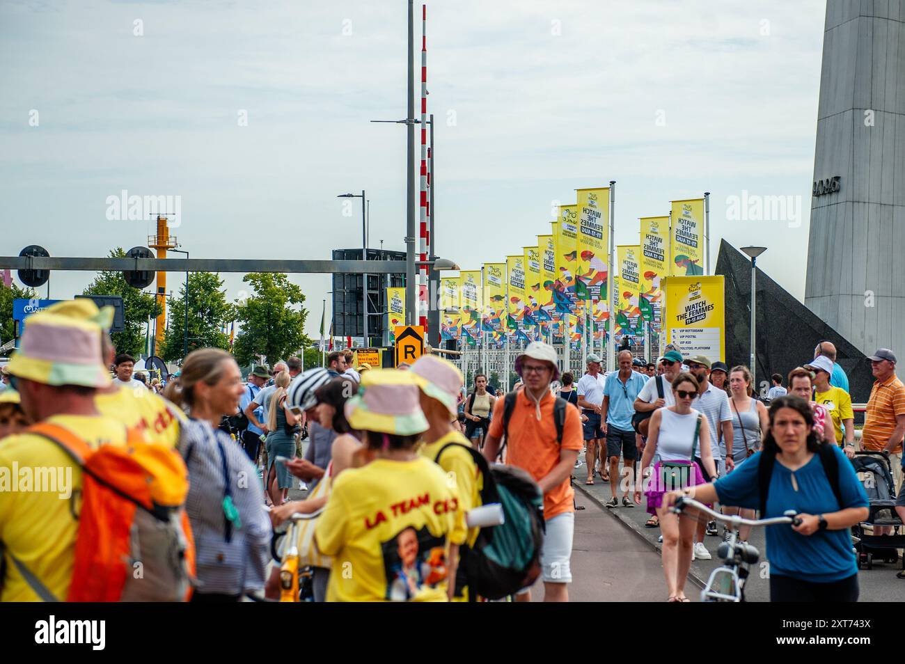 Rotterdam, Paesi Bassi. 13 agosto 2024. Migliaia di persone sono viste partecipare all'evento. Dopo la grande partenza di ieri, le fasi 2 e 3 si sono svolte lo stesso giorno. La gara ha percorso sessantanove chilometri pianeggianti nella fase 2, immediatamente seguita dalla prova individuale a cronometro di 6,3 chilometri della fase 3. In otto tappe, il peloton femminile coprirà 946 chilometri, partendo da Rotterdam, poi lungo il bordo orientale della Francia, e finendo in cima a una delle salite più iconiche del ciclismo, l'Alpe d'Huez. Credito: SOPA Images Limited/Alamy Live News Foto Stock