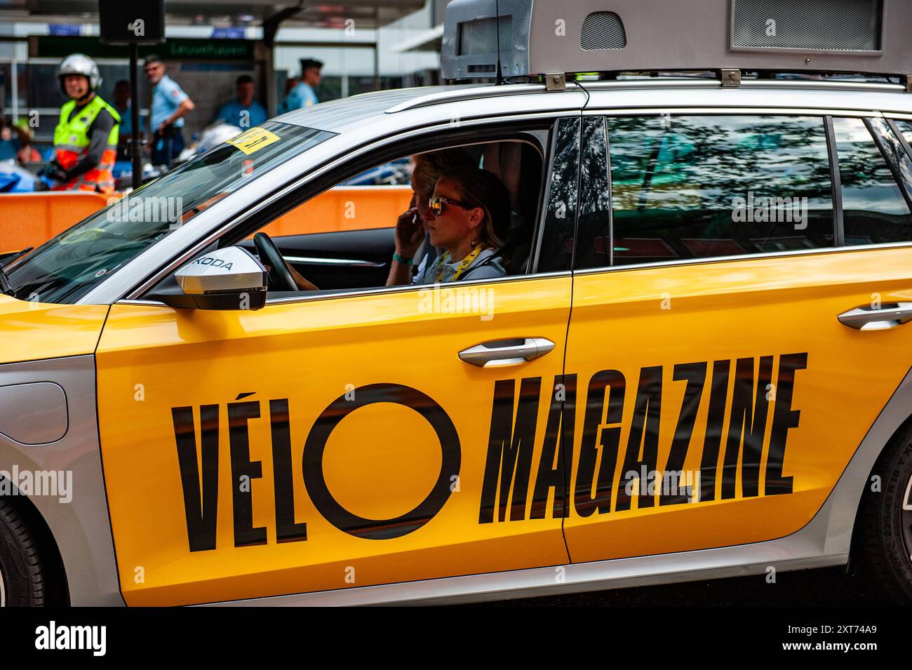 Rotterdam, Paesi Bassi. 13 agosto 2024. Uno dei principali sponsor del tour è visto lasciare il punto di partenza. Dopo la grande partenza di ieri, le fasi 2 e 3 si sono svolte lo stesso giorno. La gara ha percorso sessantanove chilometri pianeggianti nella fase 2, immediatamente seguita dalla prova individuale a cronometro di 6,3 chilometri della fase 3. In otto tappe, il peloton femminile coprirà 946 chilometri, partendo da Rotterdam, poi lungo il bordo orientale della Francia, e finendo in cima a una delle salite più iconiche del ciclismo, l'Alpe d'Huez. Credito: SOPA Images Limited/Alamy Live News Foto Stock