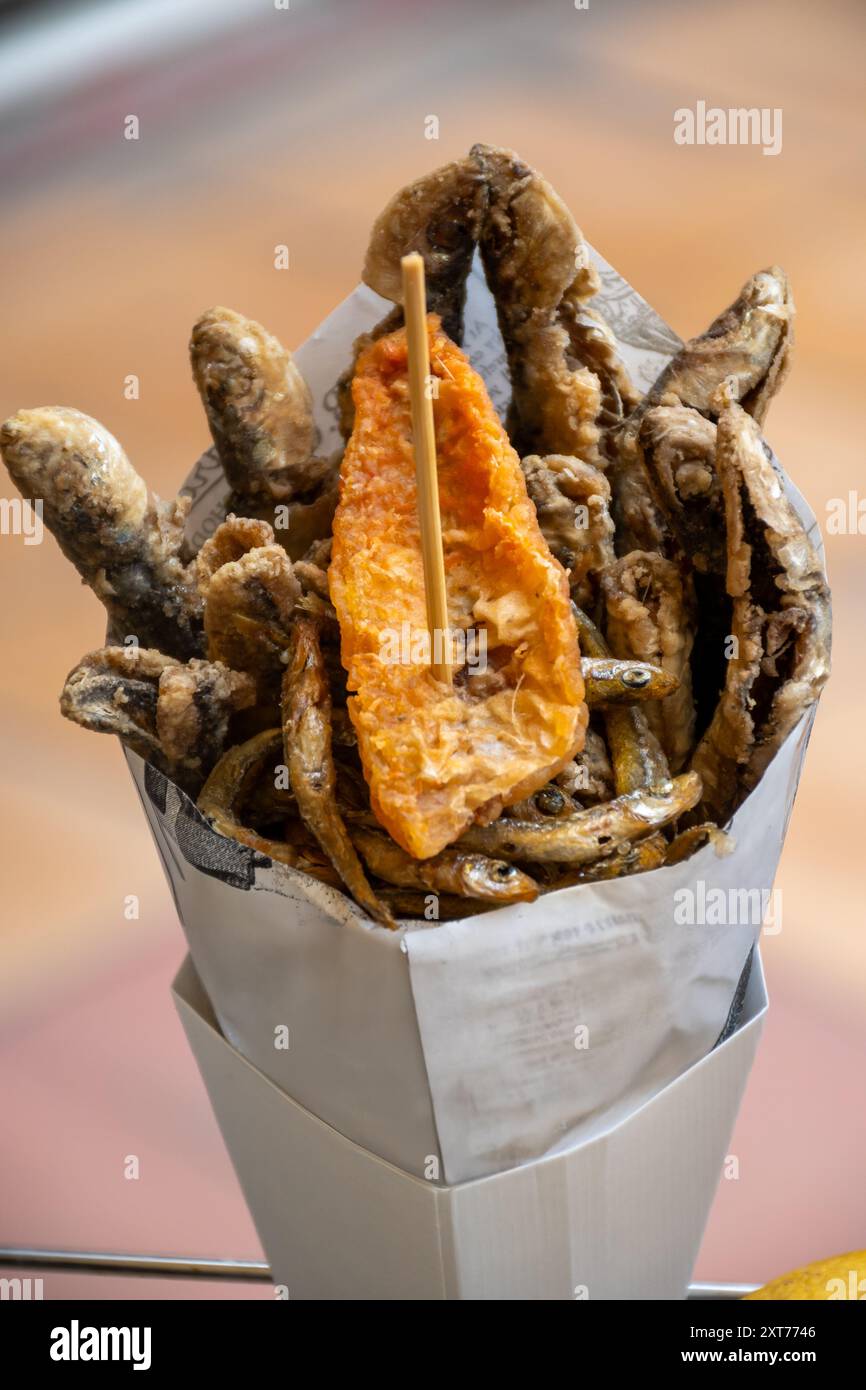 streetfood italiano, varietà di pesce pescato del giorno fritto in profondità nel cono di carta, pesce Foto Stock