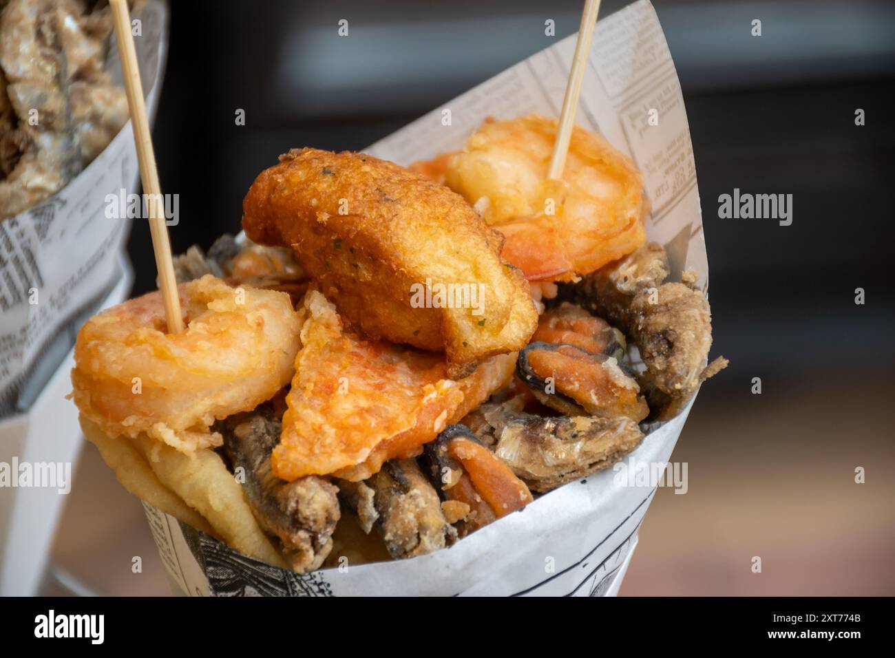 streetfood italiano, varietà di pesce pescato del giorno fritto in profondità nel cono di carta, pesce Foto Stock