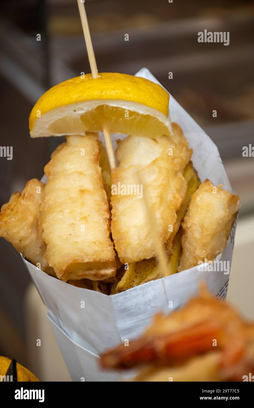 streetfood italiano, varietà di pesce pescato del giorno fritto in profondità nel cono di carta, pesce Foto Stock