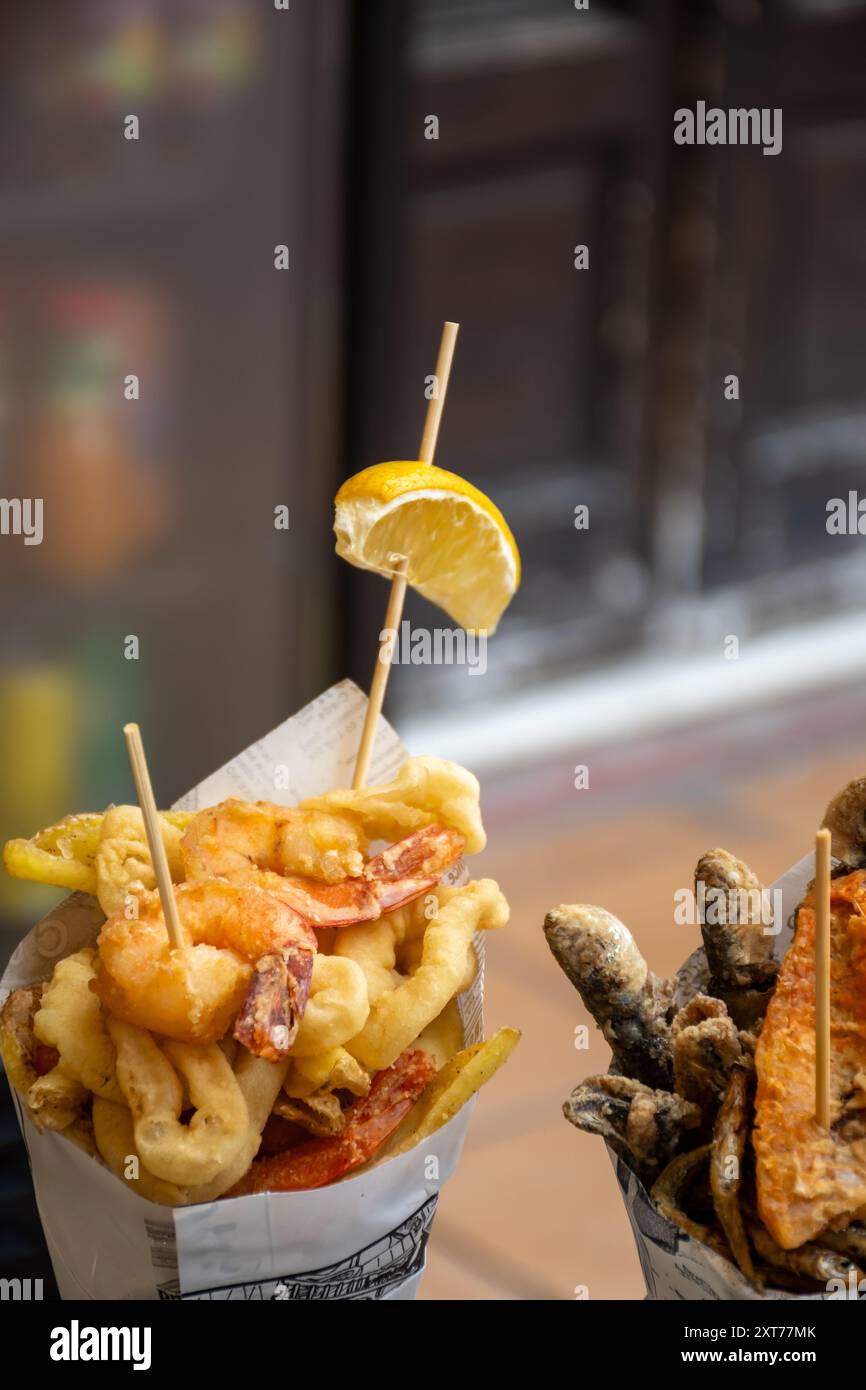 streetfood italiano, varietà di pesce pescato del giorno fritto in profondità nel cono di carta, pesce Foto Stock