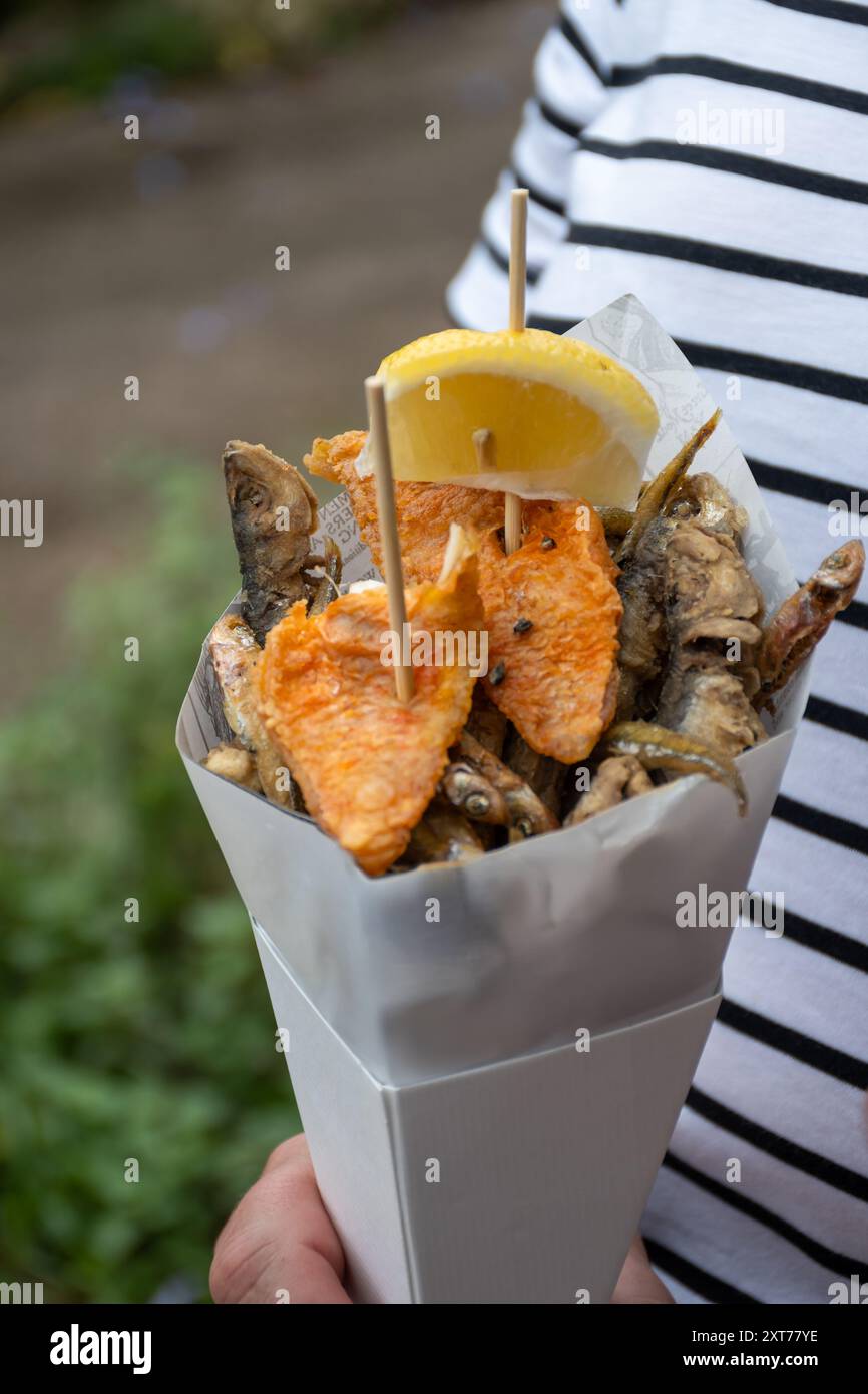 streetfood italiano, varietà di pesce pescato del giorno fritto in profondità nel cono di carta, pesce Foto Stock