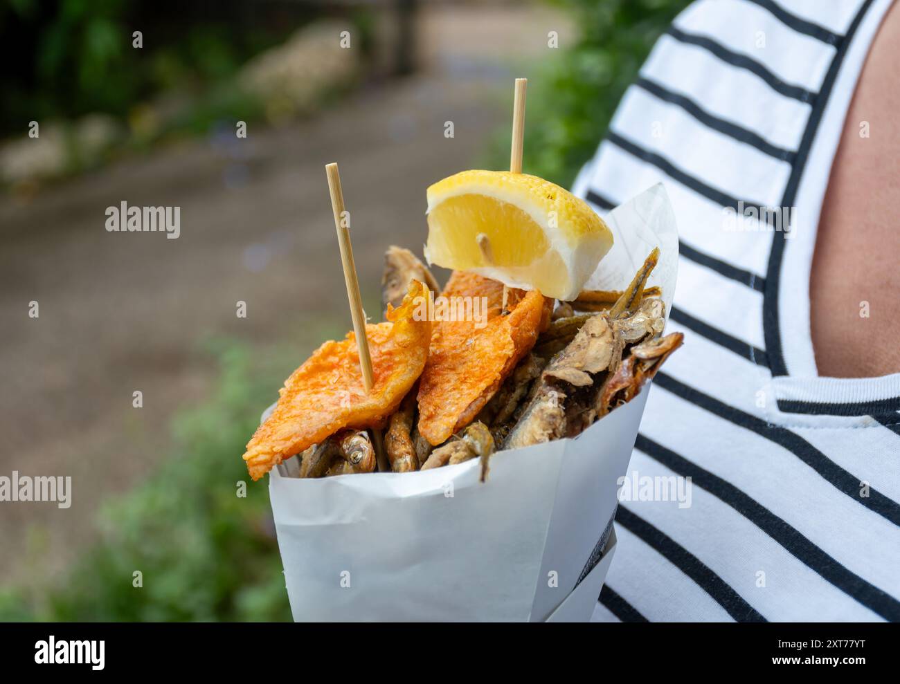 streetfood italiano, varietà di pesce pescato del giorno fritto in profondità nel cono di carta, pesce Foto Stock