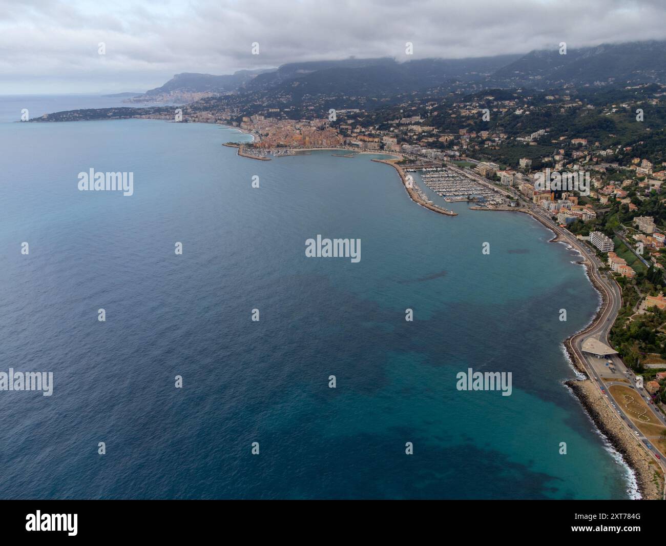 Vista mattutina sulla Costa Azzurra, la colorata città vecchia di Mentone e il porticciolo sul blu del Mar Mediterraneo vicino al confine italo-francese, Monaco, Monte Carlo, viaggia Foto Stock