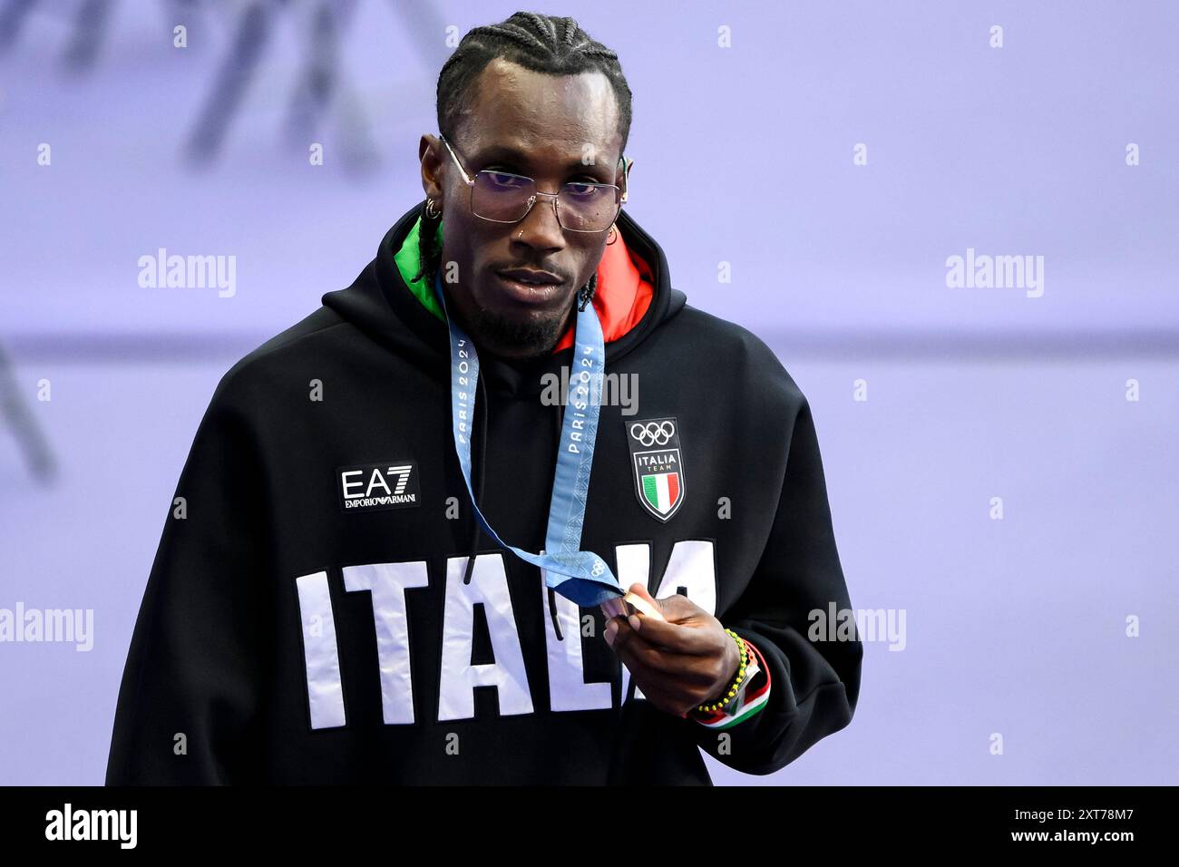 Andy Diaz Hernandez, italiano, si appresta a tenere una medaglia dopo la cerimonia della medaglia del salto triplo maschile durante i Giochi Olimpici di Parigi 2024 allo Stade de France di Parigi (Francia), 10 agosto 2024. Andy Diaz Hernandez si è classificato terzo vincendo la medaglia di bronzo. Foto Stock