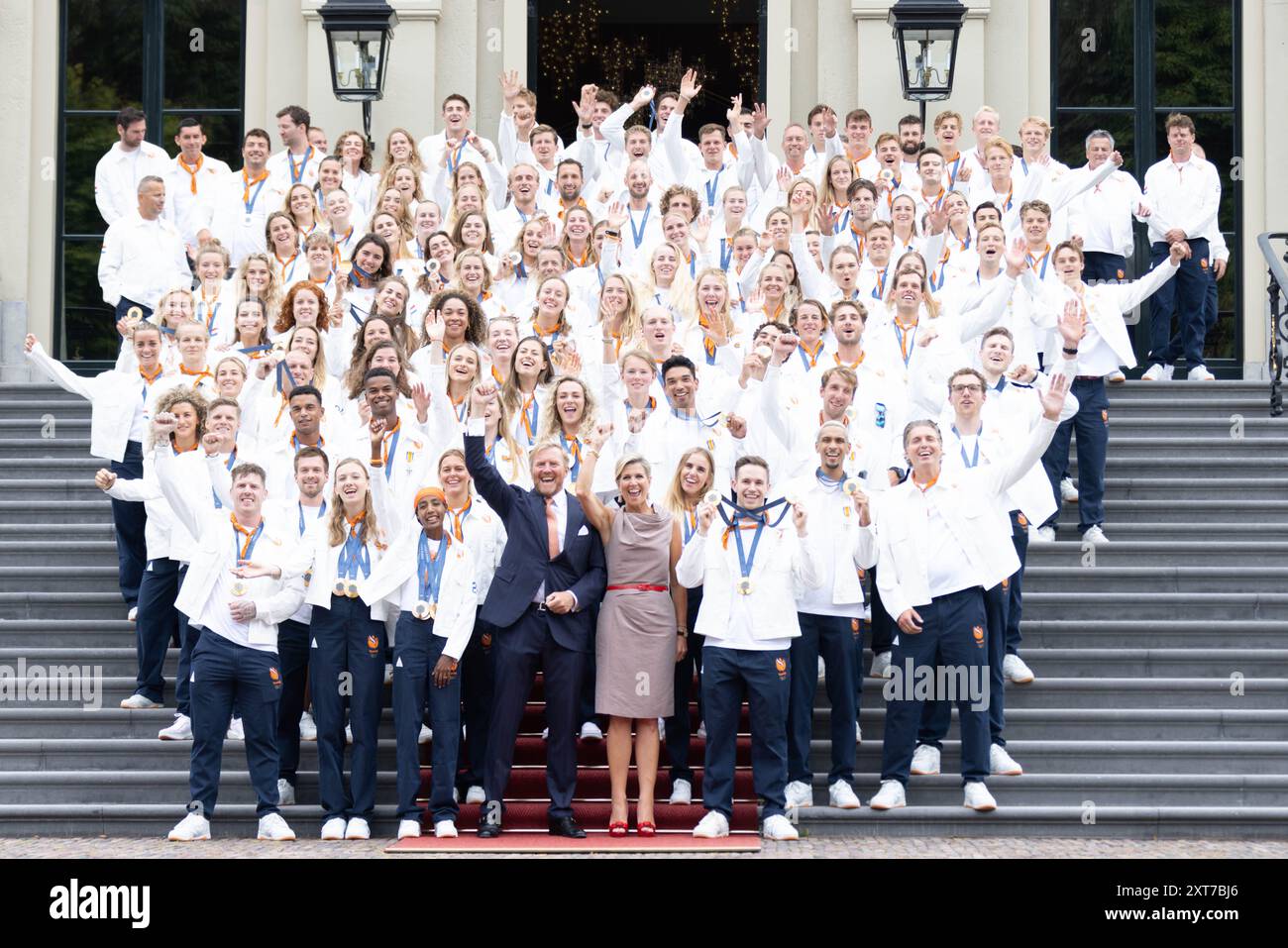 L'Aia, Paesi Bassi. 13 agosto 2024. Il re olandese Willem-Alexander (davanti, 3° R) e la regina Maxima (davanti, 2° R) posano con le medaglie olimpiche olandesi dopo essere tornati dai Giochi Olimpici di Parigi 2024 al Palazzo Huis Ten Bosch a l'Aia, nei Paesi Bassi, il 13 agosto 2024. Il Team Netherlands ha vinto 15 medaglie d'oro e uno storico sesto posto sul tavolo delle medaglie d'oro ai Giochi Olimpici di Parigi 2024, segnando la migliore prestazione del paese ai Giochi estivi. Crediti: Sylvia Lederer/Xinhua/Alamy Live News Foto Stock