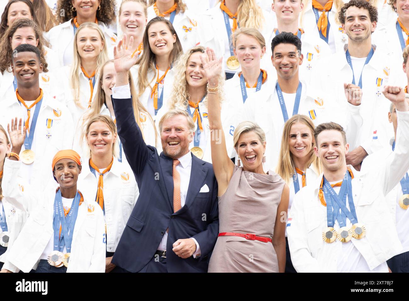 L'Aia, Paesi Bassi. 13 agosto 2024. Il re olandese Willem-Alexander (davanti, 3° R) e la regina Maxima (davanti, 2° R) posano con le medaglie olimpiche olandesi dopo essere tornati dai Giochi Olimpici di Parigi 2024 al Palazzo Huis Ten Bosch a l'Aia, nei Paesi Bassi, il 13 agosto 2024. Il Team Netherlands ha vinto 15 medaglie d'oro e uno storico sesto posto sul tavolo delle medaglie d'oro ai Giochi Olimpici di Parigi 2024, segnando la migliore prestazione del paese ai Giochi estivi. Crediti: Sylvia Lederer/Xinhua/Alamy Live News Foto Stock