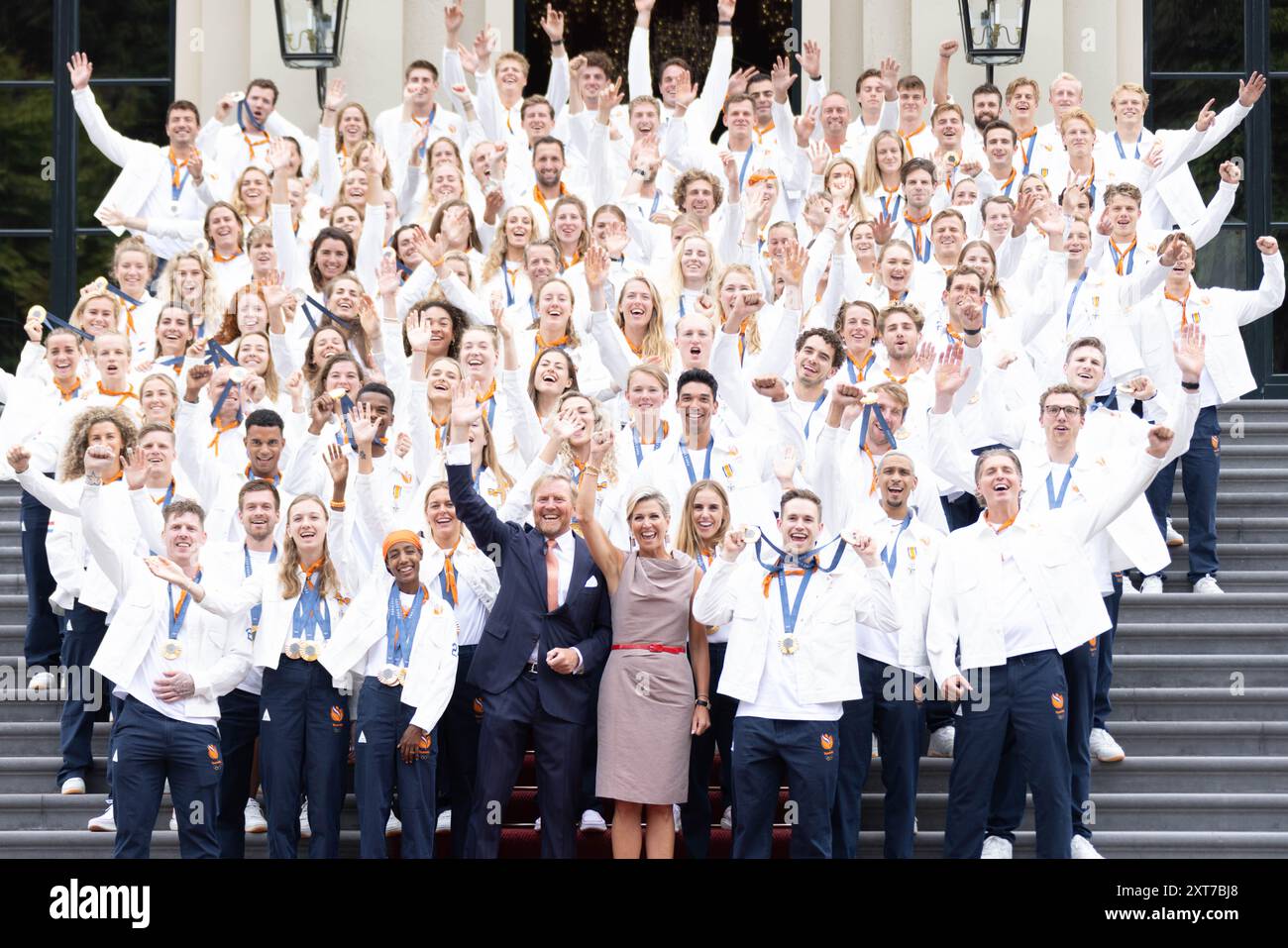 L'Aia, Paesi Bassi. 13 agosto 2024. Il re olandese Willem-Alexander (davanti, 3° R) e la regina Maxima (davanti, 2° R) posano con le medaglie olimpiche olandesi dopo essere tornati dai Giochi Olimpici di Parigi 2024 al Palazzo Huis Ten Bosch a l'Aia, nei Paesi Bassi, il 13 agosto 2024. Il Team Netherlands ha vinto 15 medaglie d'oro e uno storico sesto posto sul tavolo delle medaglie d'oro ai Giochi Olimpici di Parigi 2024, segnando la migliore prestazione del paese ai Giochi estivi. Crediti: Sylvia Lederer/Xinhua/Alamy Live News Foto Stock