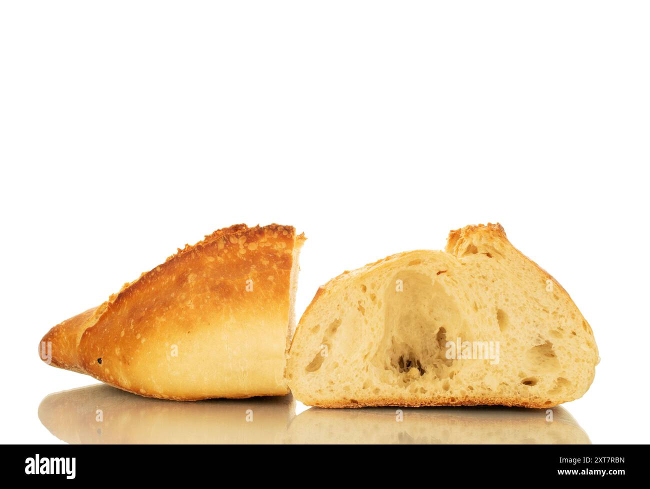 Una pagnotta di grano tagliata a metà, macro, isolata su sfondo bianco. Foto Stock