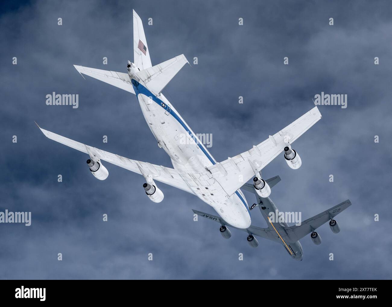 Un 595th Command and Control Group e-4B riceve carburante da un 126th Air Refueling Squadron KC-135R Stratotanker sopra gli Stati Uniti midwest, il 1° maggio Foto Stock