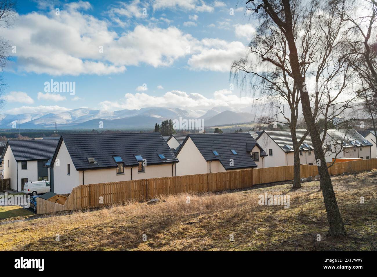 Sviluppo di nuove costruzioni nel Parco Nazionale di Cairngorms - Aviemore, Scozia (febbraio 2024) Foto Stock