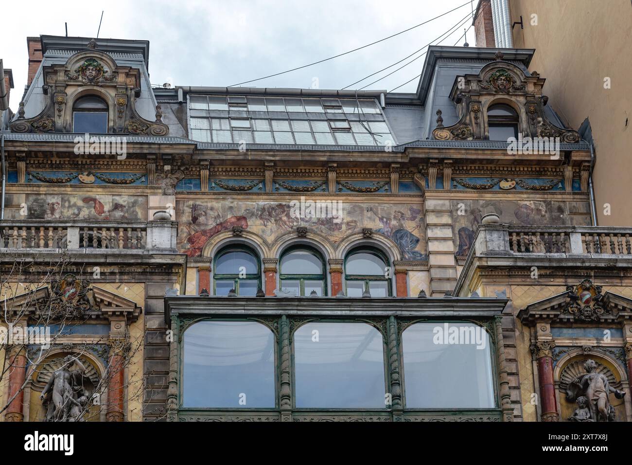 BUDAPEST, UNGHERIA - 13 MARZO 2023: Questo è un frammento di una casa dall'architettura insolita in stile eclettico nel centro città. Foto Stock