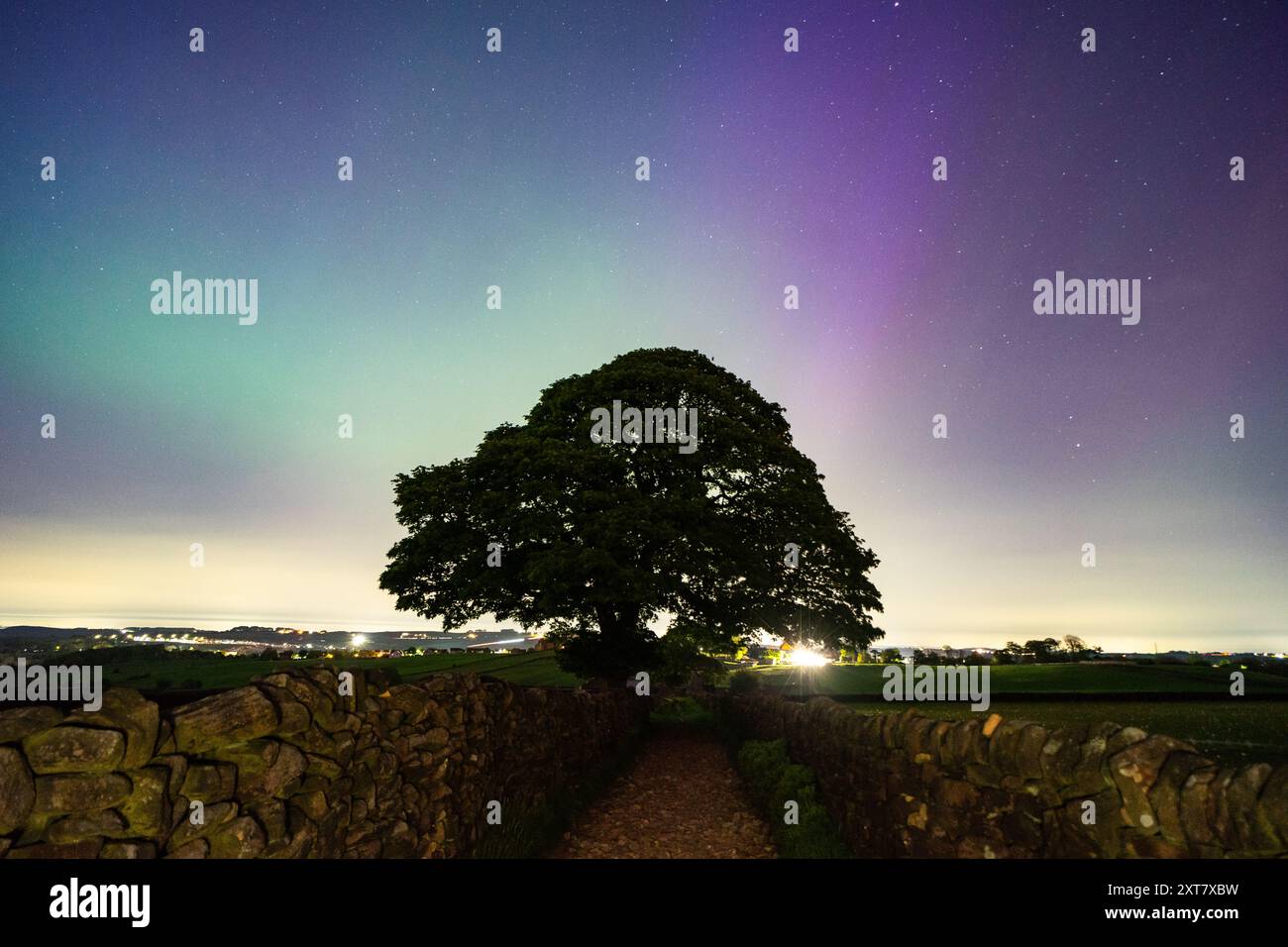 UK Aurora Borealis - Aurora boreale in Inghilterra - Penistone, Yorkshire, Regno Unito Foto Stock