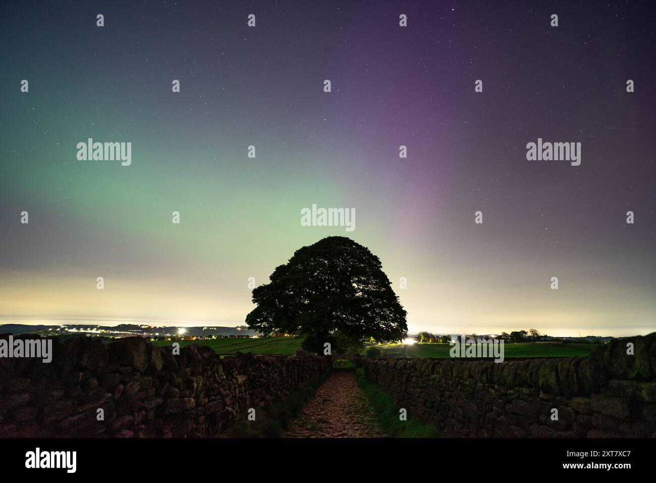 UK Aurora Borealis - Aurora boreale in Inghilterra - Penistone, Yorkshire, Regno Unito Foto Stock