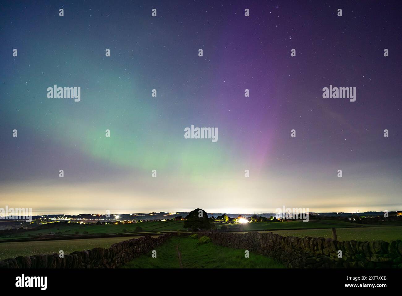 UK Aurora Borealis - Aurora boreale in Inghilterra - Penistone, Yorkshire, Regno Unito Foto Stock