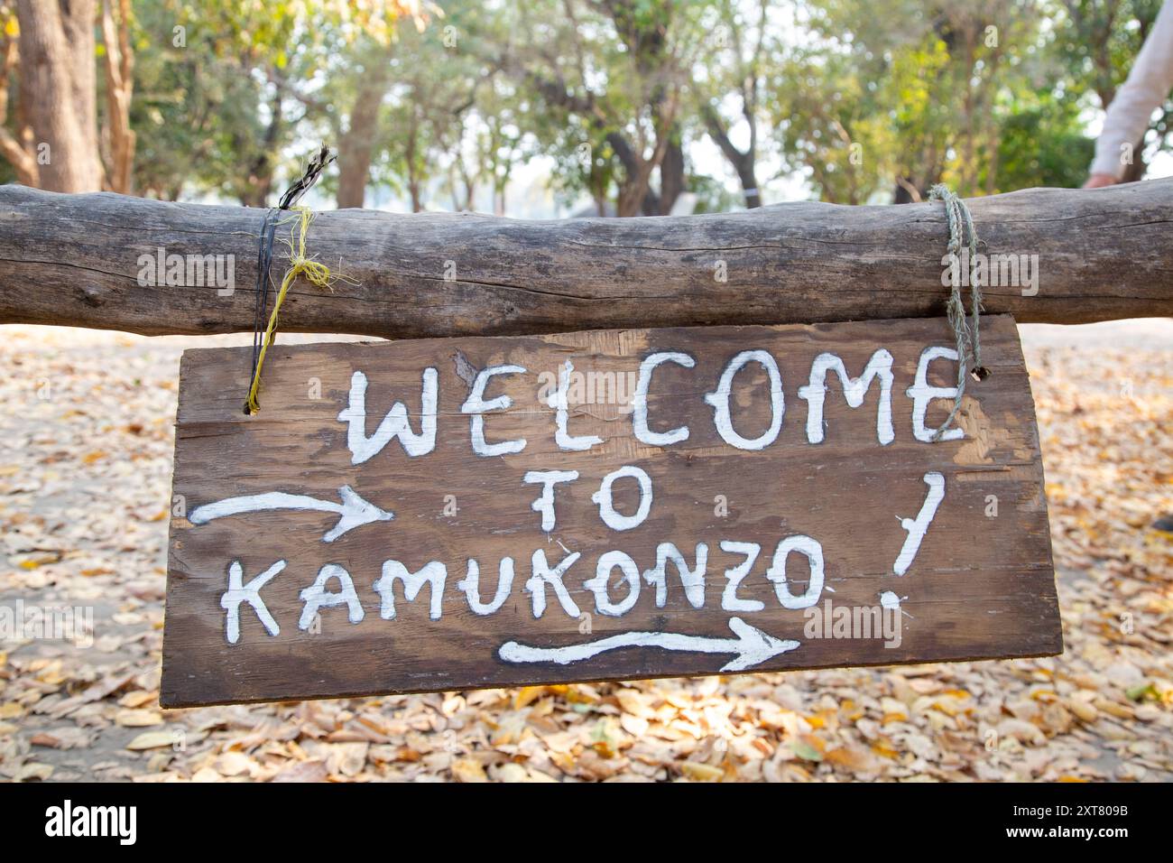 Cartello dipinto a mano all'ingresso del campo della comunità di Kamukonzo situato nel Lumimba GMA a nord del Parco Nazionale di Luambe Foto Stock