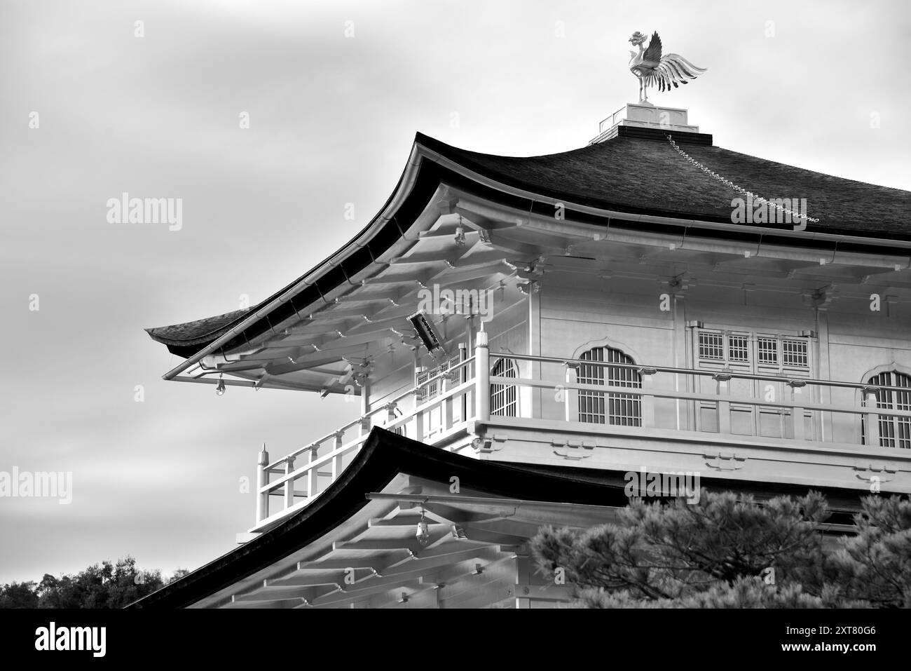 Immagine in bianco e nero del tempio Kinkakuji Padiglione d'oro, tempio buddista Zen a Kyoto, Giappone, sito patrimonio mondiale dell'UNESCO il 17 febbraio 2024 Foto Stock