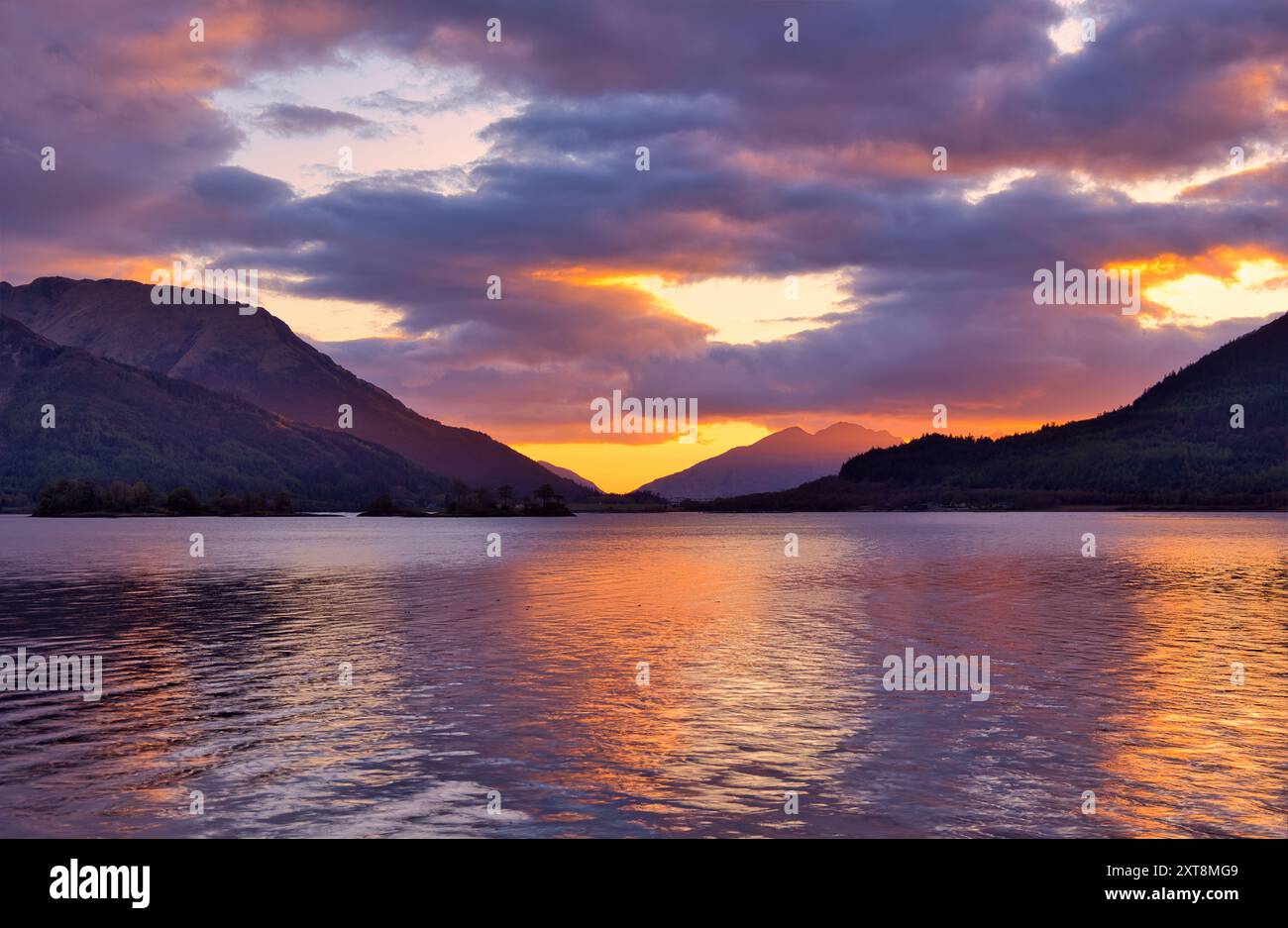 Un vivace tramonto al Loch Leven Foto Stock