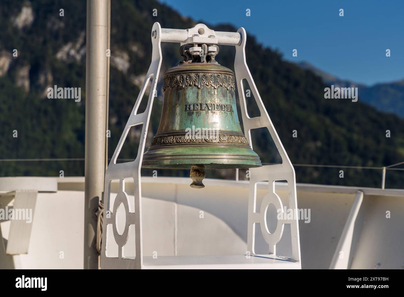 La campana a prua della MS Brunnen porta l'iscrizione "Helvetia" e ha servito fino al 1959 come campana di nave del piroscafo omonimo. Vitznau, Lucerna, Svizzera Foto Stock