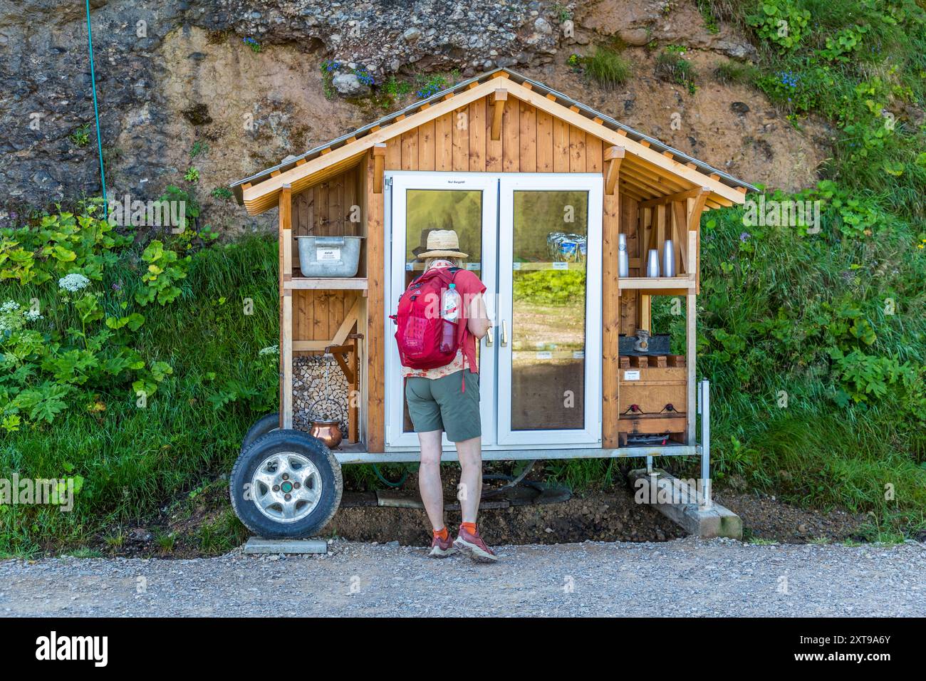 La giornalista Angela Berg visita uno stand self-service che vende prodotti locali sulla Scheideggstrasse sul Rigi. Un cartello sulla porta indica che si accettano solo contanti. Scheideggstrasse, Arth, Schwyz, Svizzera Foto Stock