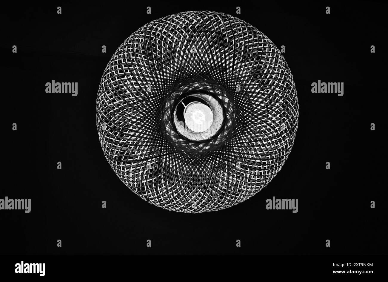 Moderno lampadario a forma rotonda su sfondo scuro: Crea un'atmosfera romantica. Monocromatico. Foto Stock