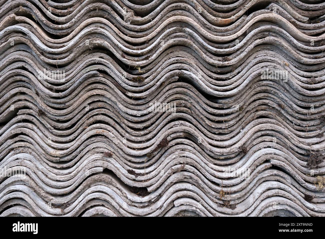 Tetto in amianto vecchio e molto pericoloso. Polvere di amianto nell'ambiente. Problemi di salute Foto Stock