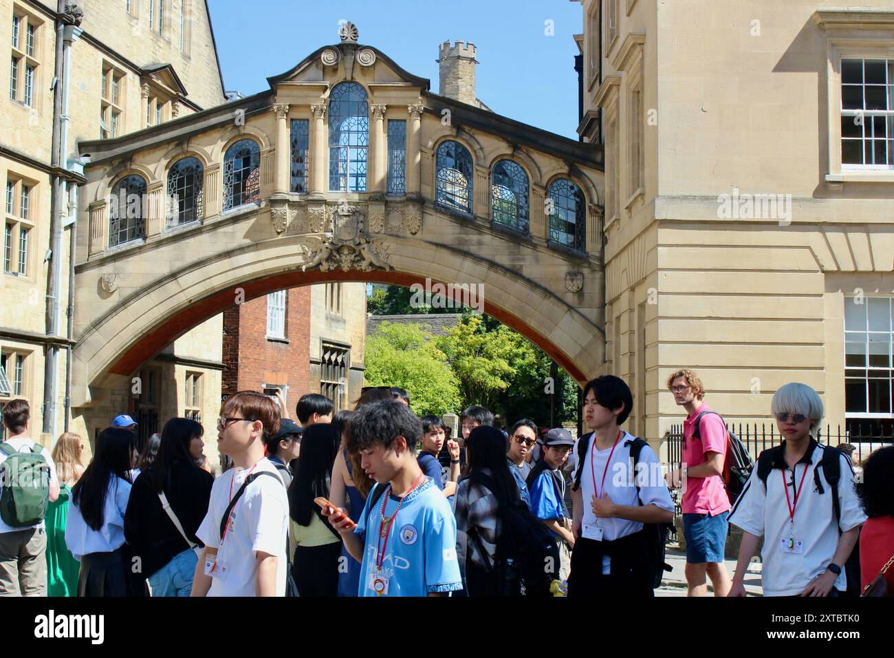 Edmond Halley House a oxford con turisti provenienti dall'asia e dall'europa disegnati dalle sedi di harry potter a oxford nel regno unito Foto Stock