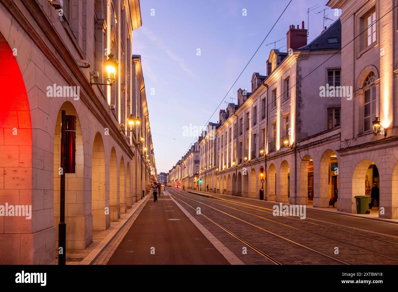 Binari del tram che attraversano il centro della città, Orleans, Centre Val de Loire, Francia, Europa Foto Stock