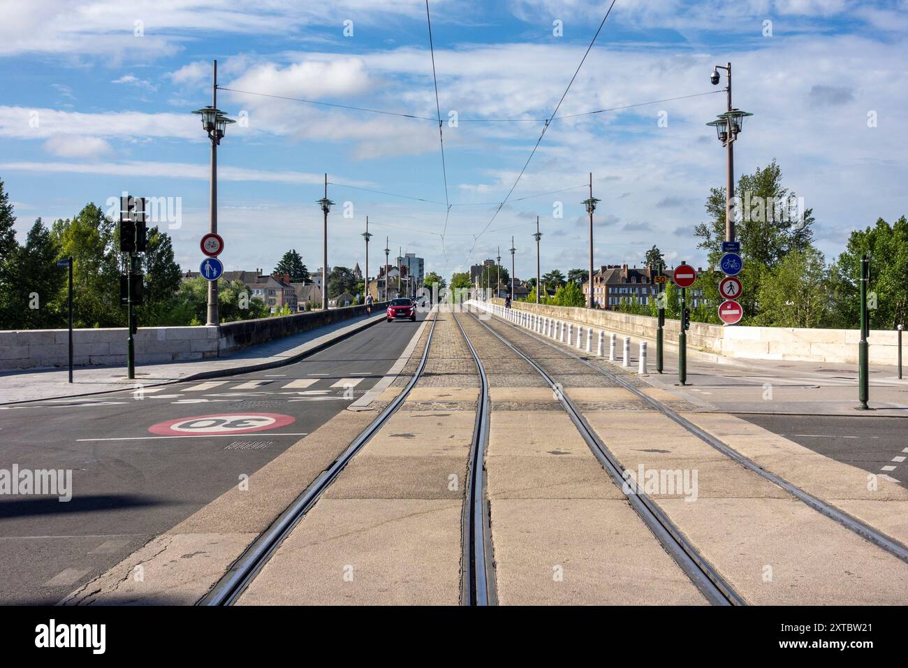 Binari del tram che attraversano il centro della città, Orleans, Centre Val de Loire, Francia, Europa Foto Stock