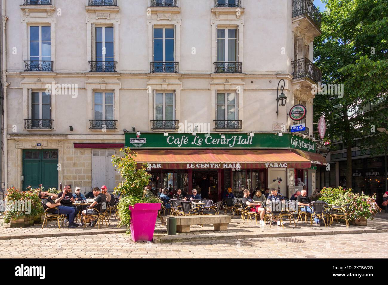 Persone che si godono il caffè mattutino e il sole, Orleans, Centre Val de Loire, Francia, Europa Foto Stock