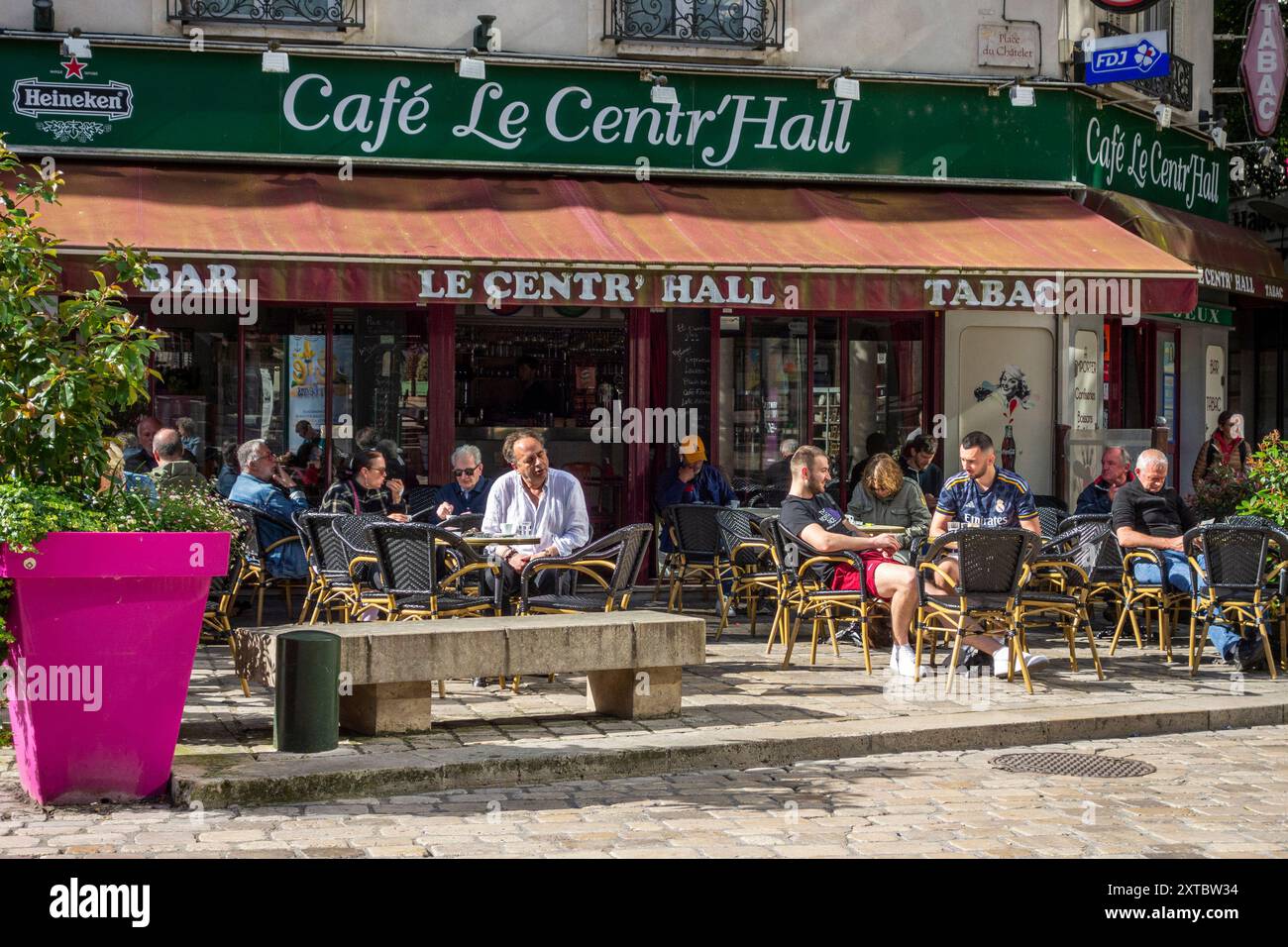 Persone che si godono il caffè mattutino e il sole, Orleans, Centre Val de Loire, Francia, Europa Foto Stock