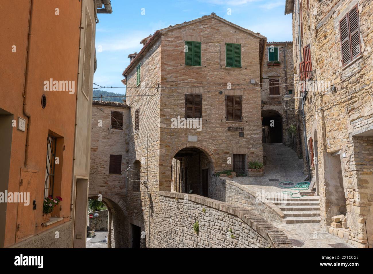 Nella provincia di Ancona, nelle Marche, si trova Serra San Quirico, un bellissimo comune. Situato sulla sponda occidentale del fiume Esino, questo Foto Stock