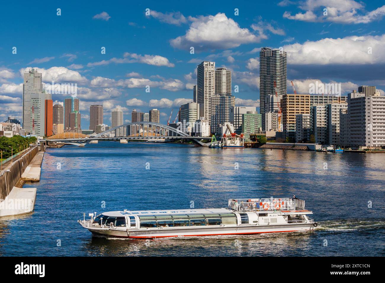 Crociera lungo il fiume Sumida a Tokyo Foto Stock