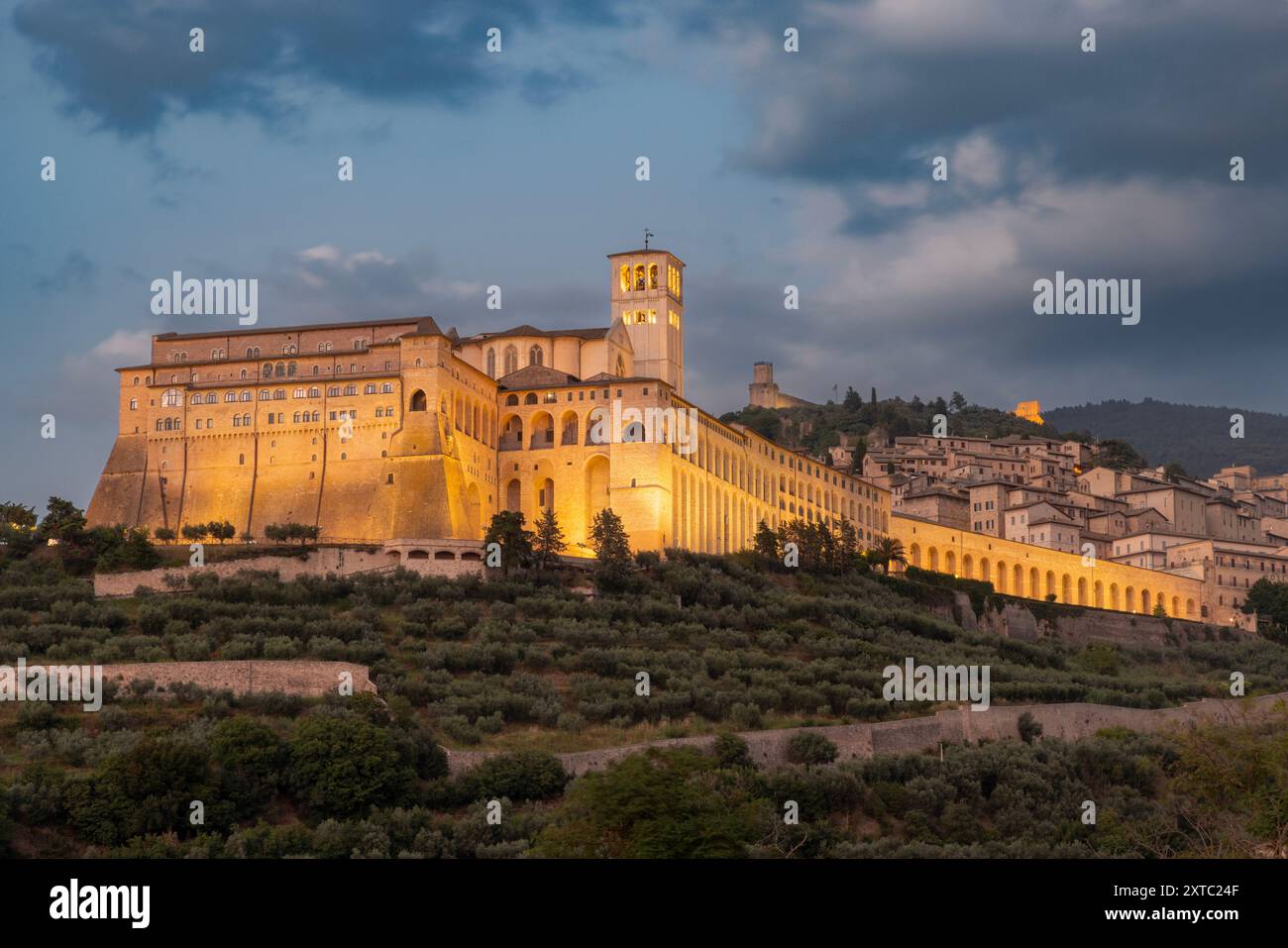 La maestosa Cattedrale di San Rufino sorge nel cuore di Assisi, in Italia, e si affaccia sull'affascinante cittadina medievale e sul pittoresco cou umbro Foto Stock